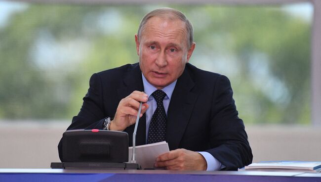 Президент РФ Владимир Путин проводит заседание президиума Государственного совета на острове Русский. 6 сентября 2017