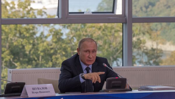 Президент РФ Владимир Путин проводит заседание президиума Государственного совета на острове Русский. 6 сентября 2017