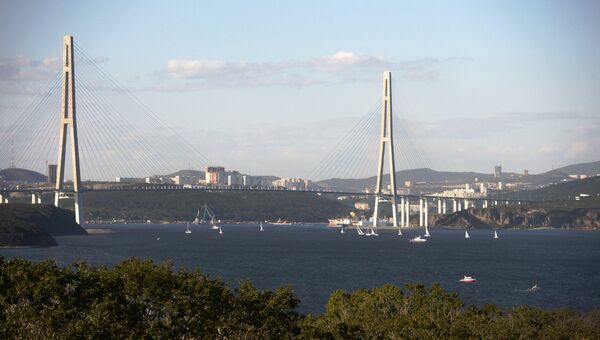 Вид на Русский мост из бухты Аякс во Владивостоке. Архивное фото