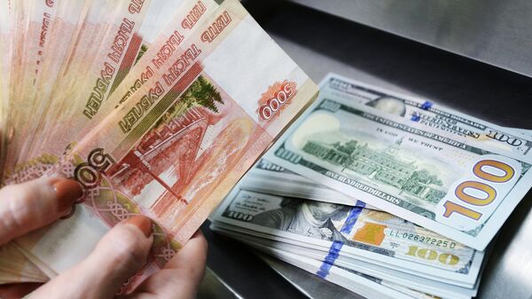 Доллары США и рубли. Архивное фото
