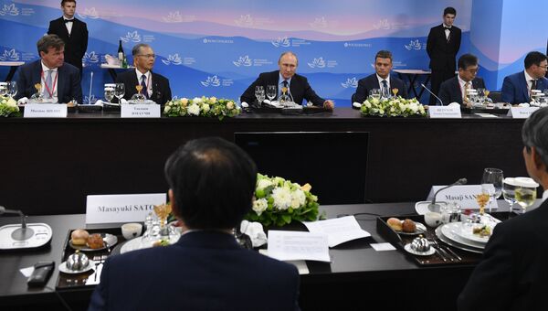 Президент РФ Владимир Путин во время встречи с представителями зарубежных деловых кругов в рамках Восточного экономического форума. 6 сентября 2017