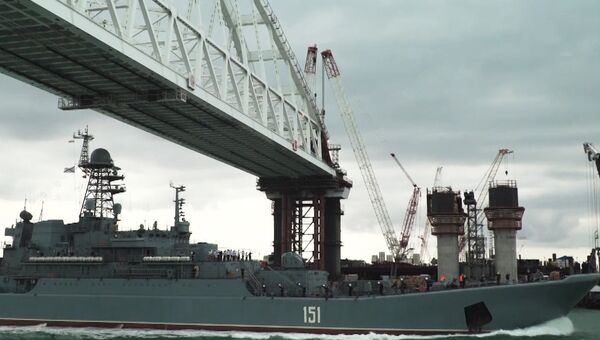 Исторический момент: впервые корабль ЧФ  прошел под аркой Крымского моста