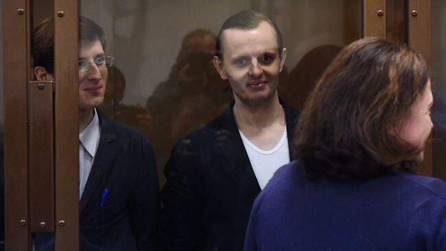 Члены хакерской группы Шалтай-Болтай Александр Филинов и Константин Тепляков во время оглашения приговора в Московском городском суде. 6 сентября 2017