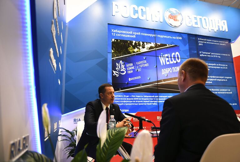 Глава Росприроднадзора России Артем Сидоров во время интервью у стенда Международного мультимедийного пресс-центра МИА Россия сегодня на площадке III ВЭФ-2017 во Владивостоке Глава Росприроднадзора России Артем Сидоров во время интервью у стенда Международного мультимедийного пресс-центра МИА Россия сегодня на площадке III ВЭФ-2017 во Владивостоке