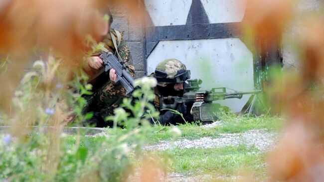 Сотрудники силовых структур во время проведения спецоперации по ликвидации боевиков. Архивное фото.