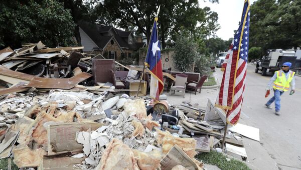 Рабочий у завалов, образовавшихся после урагана Харви в городе Спринг, Техас, США. 5 сентября 2017