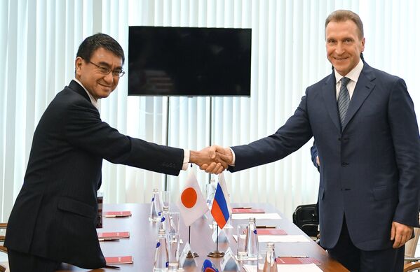 Встреча первого вице-премьера РФ И. Шувалова с главой МИД Японии Т. Коно в рамках ВЭФ