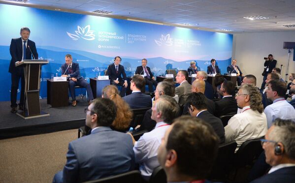 Министр сельского хозяйства Российской Федерации Александр Ткачев (слева) на сессии Агроинвестиции. Как накормить АТР? в рамках Восточного экономического форума во Владивостоке