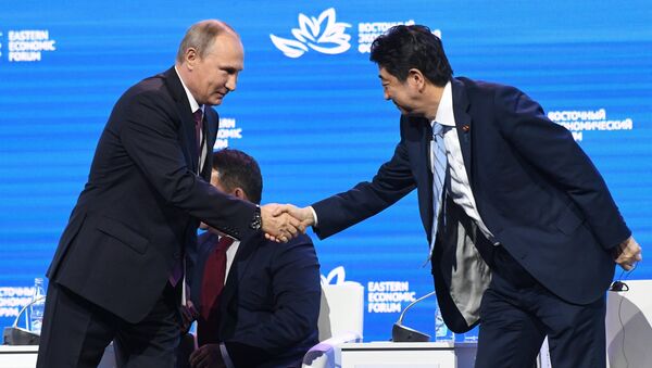 Президент РФ Владимир Путин и премьер-министр Японии Синдзо Абэ на пленарном заседании III Восточного экономического форума