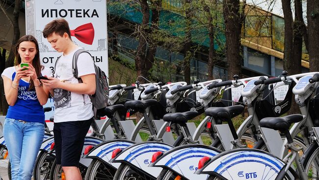 Молодые люди у пункта городского велопроката. Архивное фото