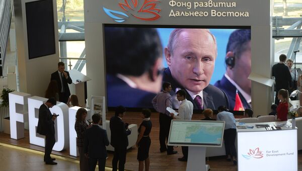 Участники Восточного экономического форума смотрят трансляцию выступления президента РФ Владимира Путина. 7 сентября 2017