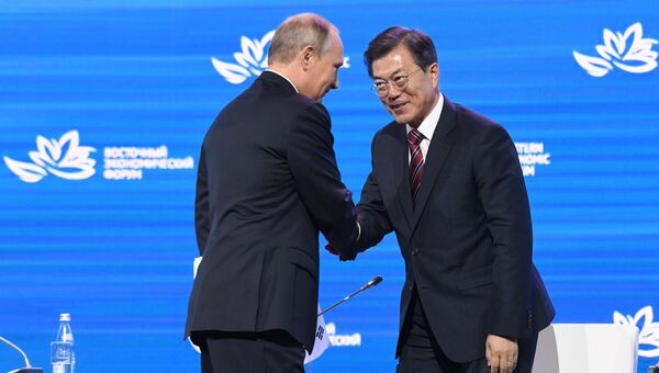 Президент РФ Владимир Путин и президент Республики Кореи Мун Чжэ Ин на пленарном заседании III Восточного экономического форума. 7 сентября 2017