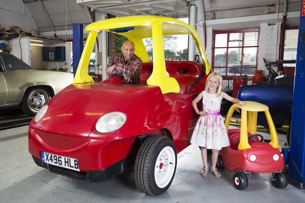 Джон Битмид — обладатель самой большой копии знаменитого детского игрушечного автомобиля — The Cozy Coupe. Из нового издания Книги рекордов Гиннесса