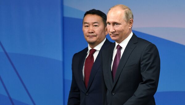 Президент РФ Владимир Путин и президент Монголии Халтмагийн Баттулга во время встречи в рамках III Восточного экономического форума. 7 сентября 2017