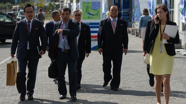 Министр внешнеэкономических дел КНДР Ким Ён Дже (второй справа) перед открытием Восточного экономического форума во Владивостоке