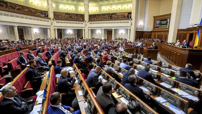 Президент Украины Петр Порошенко во время выступления на заседании Верховной рады Украины в Киеве