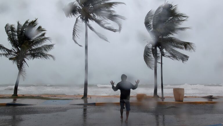 Мужчина на пляже в Лукильо, Пуэрто-Рико