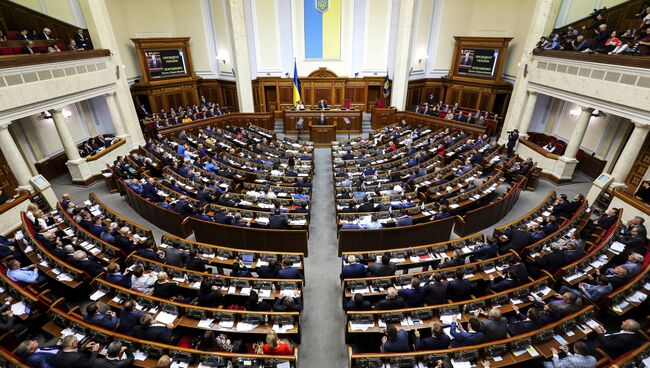 Президент Украины Петр Порошенко (в центре) во время выступления на заседании Верховной рады Украины в Киеве.  Архивное фото