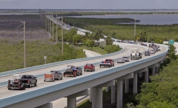 Водители направляются к северу от Ки-Ларго, штат Флорида, США