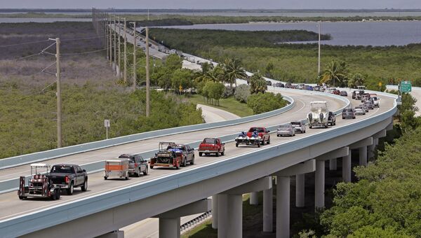 Водители направляются к северу от Ки-Ларго, штат Флорида, США