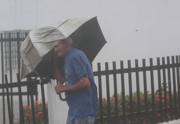 Мужчина идет с зонтом во время урагана Ирма в Фахардо, Пуэрто-Рико