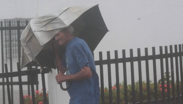 Мужчина идет с зонтом во время урагана Ирма в Фахардо, Пуэрто-Рико