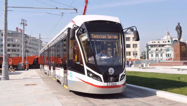 Трамвай нового поколения на площади Тверская Застава. Архивное фото