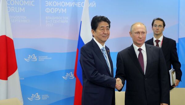 Президент РФ Владимир Путин и премьер-министр Японии Синдзо Абэ во время встречи в рамках III Восточного экономического форума