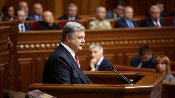 Президент Украины Петр Порошенко во время выступления на заседании Верховной рады Украины. Архивное фото