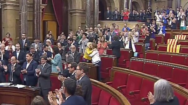 Парламент Каталонии аплодисментами встретил законопроект о независимости Парламент Каталонии аплодисментами встретил законопроект о независимости
