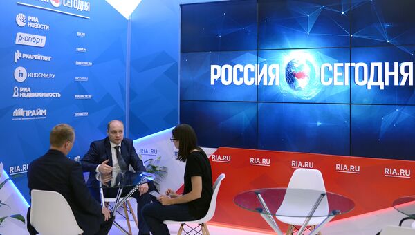 Глава Минвостокразвития РФ Александр Галушка на стенде МИА Россия сегодня на Восточном экономическом форуме во Владивостоке. 7 сентября 2017