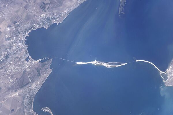 Космический снимок зоны строительства моста через Керченский пролив от космонавта Олега Скрипочки. Август 2016