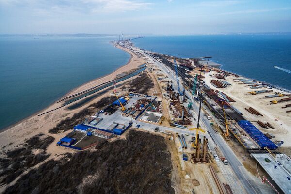 Строительство транспортного перехода через Керченский пролив на острове Тузла в Азовском море. 13 марта 2017