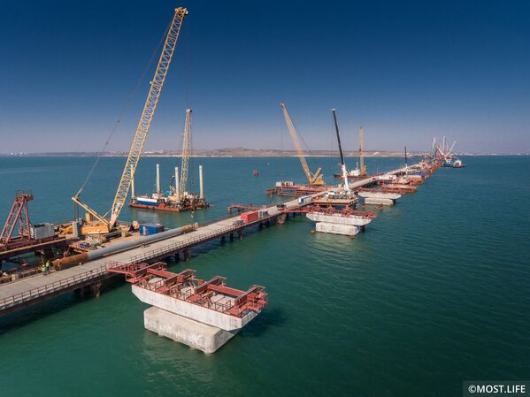 Готовые морские опоры для автомобильной части моста, погружение свай в акваторию под железнодорожные опоры. Апрель 2017