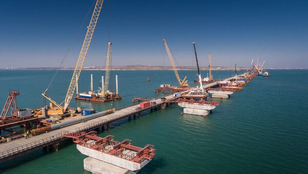 Готовые морские опоры для автомобильной части моста, погружение свай в акваторию под железнодорожные опоры. Апрель 2017
