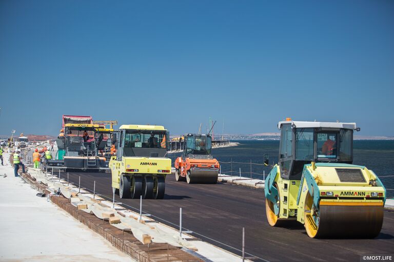 Устройство дорожного покрытия на участке автодорожного моста на острове Тузла. Июль 2017