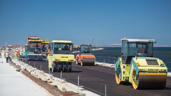 Устройство дорожного покрытия на участке автодорожного моста на острове Тузла. Июль 2017