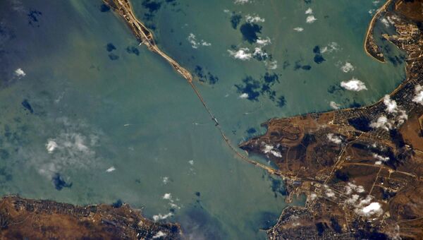 Космический снимок зоны строительства моста через Керченский пролив от космонавта Сергей Рязанского. 2 сентября 2017