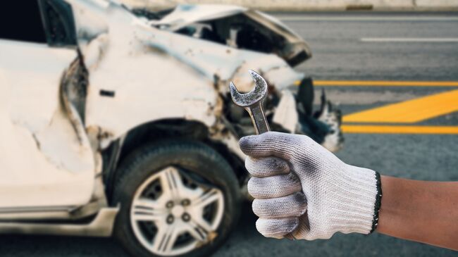 Автомеханик с гаечным ключом