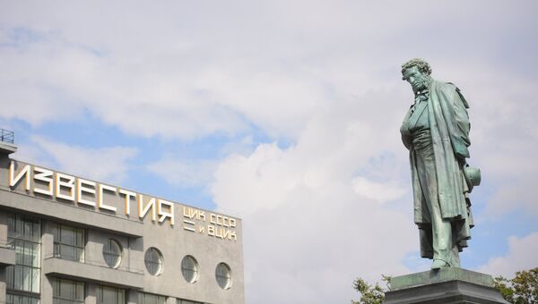 Памятник А.С. Пушкину на Пушкинской площади в Москве после реставрации. Архивное фото