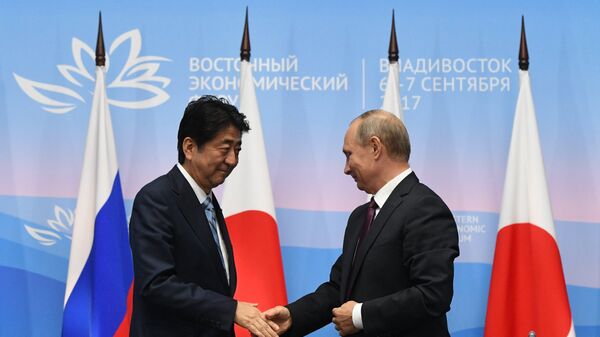 Президент РФ Владимир Путин и премьер-министр Японии Синдзо Абэ (слева). Архивное фото