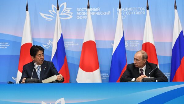 Президент РФ Владимир Путин и премьер-министр Японии Синдзо Абэ во время совместного заявления для прессы по итогам встречи на Восточном экономическом форуме. 7 сентября 2017