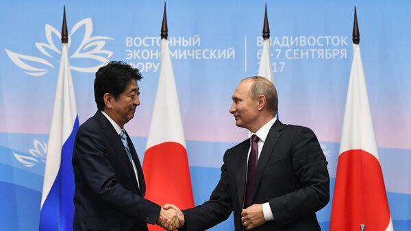 Президент РФ Владимир Путин и премьер-министр Японии Синдзо Абэ во время совместного заявления для прессы по итогам встречи на Восточном экономическом форуме. Архивное фото