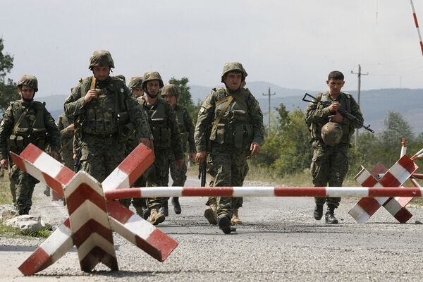 Грузинские солдаты пересекают блокпост миротворческих сил в Южной Осетии
