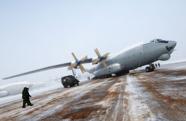 Военно-транспортный самолет АН-22.