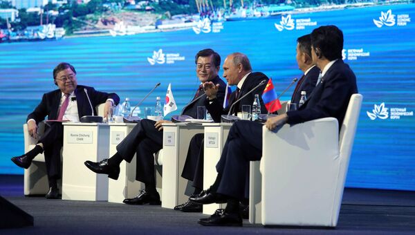Президент РФ Владимир Путин на пленарном заседании III Восточного экономического форума во Владивостоке