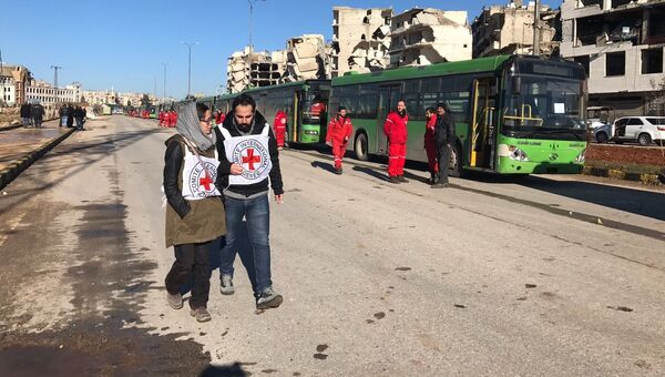 Сотрудники Красного креста и полумесяца в восточном Алеппо