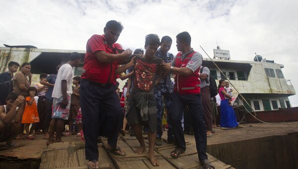 Сотрудники Красного креста и Красного полумесяца оказывают помощь в Мьянме
