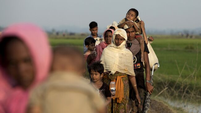 Пересечение границы Бангладеш-Мьянма представителями народности рохинджа