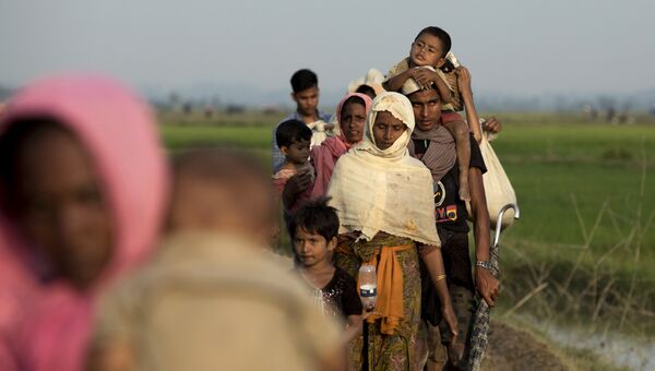 Пересечение границы Бангладеш-Мьянма представителями народности рохинджа. Архивное фото